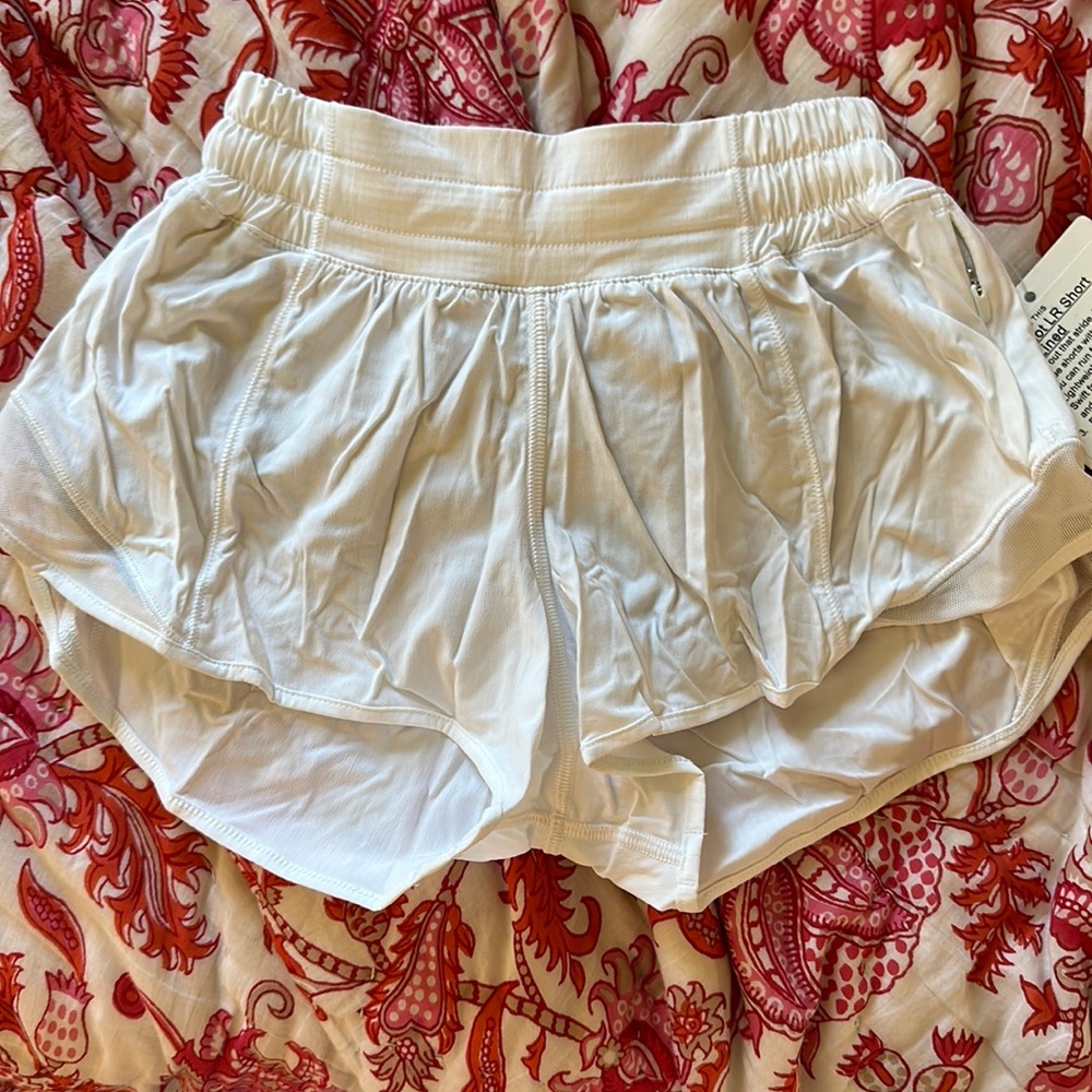 BNWT lululemon hotty hots || 2.5” white
